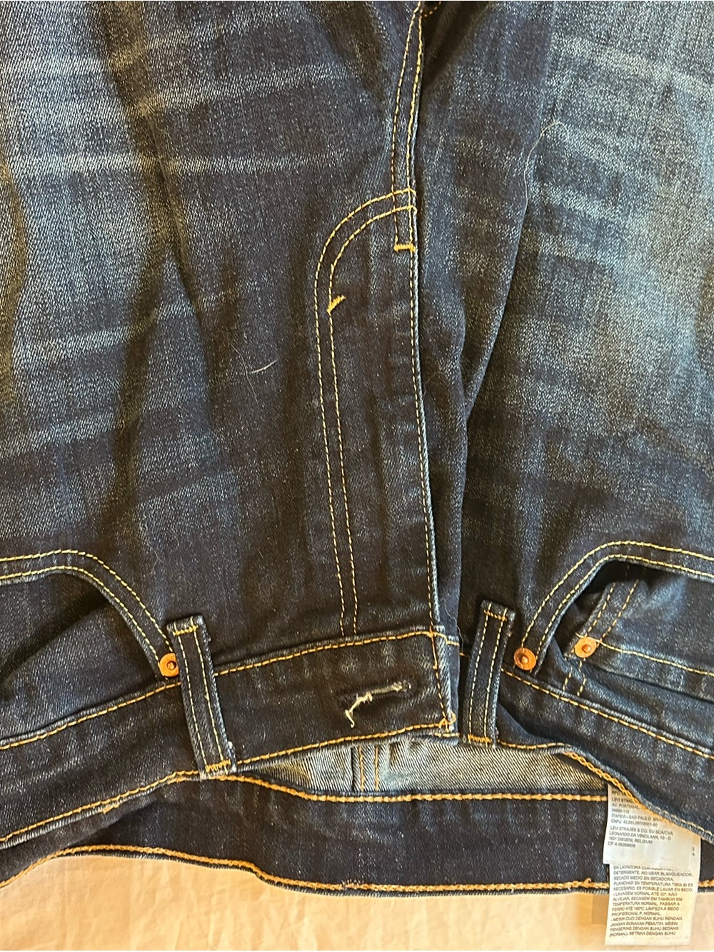 Levi's Indigo Slim Straight Men's Jeans with Contrast Stitching